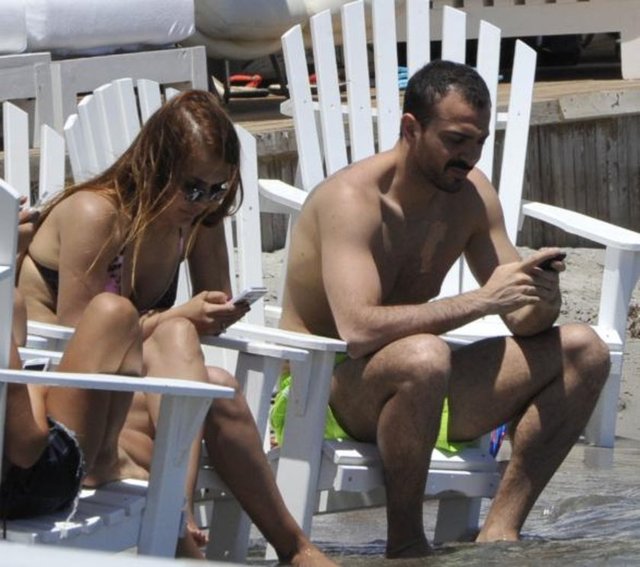 Kızları Hira'yı annesiyle otelde bırakan Demet Akalın, eşiyle birlikte plajda böyle görüntülenmişti.