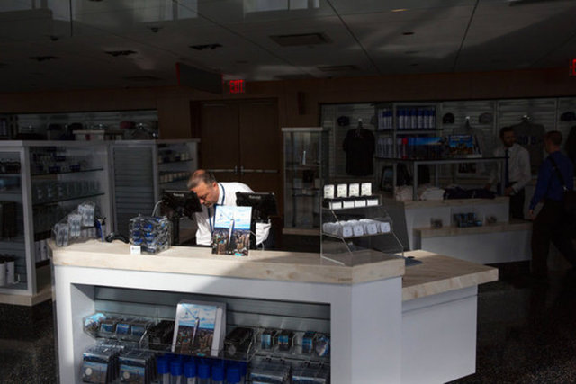 Binanın en üst katında bulunan özel bölümde hediyelik eşya dükkanı da mevcut.