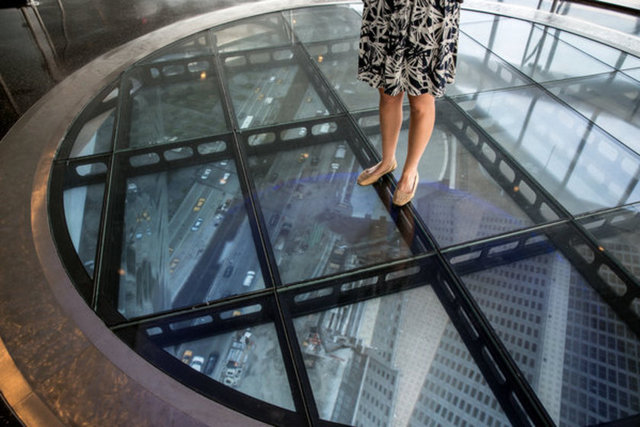 En ilgi çeken nokta ise 'Sky Portal' adı verilen ve üzerinde durulduğunda canlı kamera görüntüsü ile 101 kat aşağıda neler olduğunu görmenizi sağlayan cam zemin.