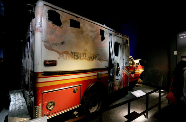 Müzede saldırıya uğrayanların anısı yaşatılırken terörün kanlı izleri de gözler önüne seriliyor.