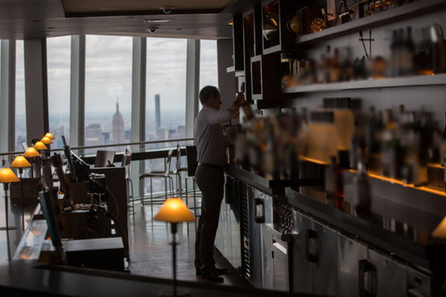 Hudson Nehri'ne bakan yeme-içme bölümü de bulunan gözlem katının hemen hemen her yeri cam...