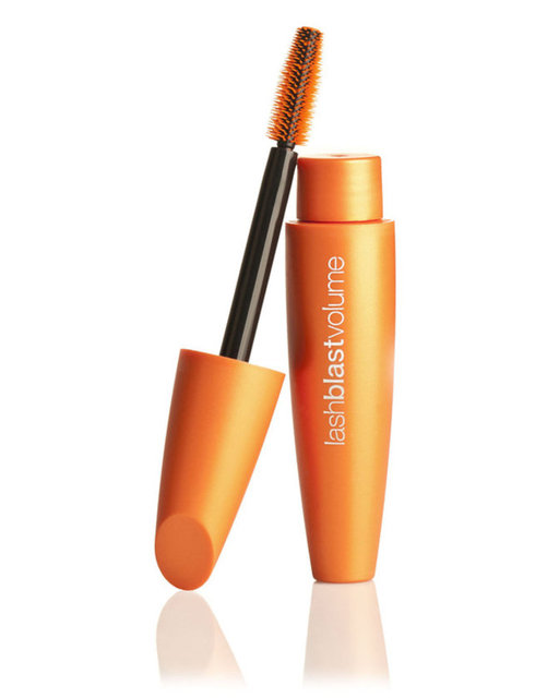 Covergirl Lash Blast Mascara, gür, volümlü ve göz alıcı kirpiklere sahip olmak isteyenler için ideal. Anında hacim ve dolgunluk sağlıyor, su geçirmiyor ve anti-alerjik ve kontak lens kullananlar için uygun bir ürün.