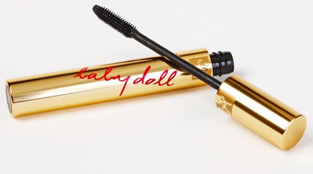 Ysl Babydoll Mascara'nın en büyük farkı, minik taraklı, ince silikon fırçaya sahip olması. Dipten uca kirpikleri kavrayıp saran bir yapısı var. Uzun, tek tek ayrılmış kirpik etkisi yaratan Babydoll'un fiyatı 79 TL.
