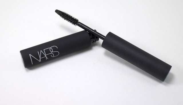 Nars Langer Than Life Lengthening Mascara, özel geliştirilen formülü sayesinde, kirpiklerinize ekstra uzunluk sağlıyor, uzun süre kalıcı ve kolaylıkla temizleniyor. Fiyatı 65 TL.