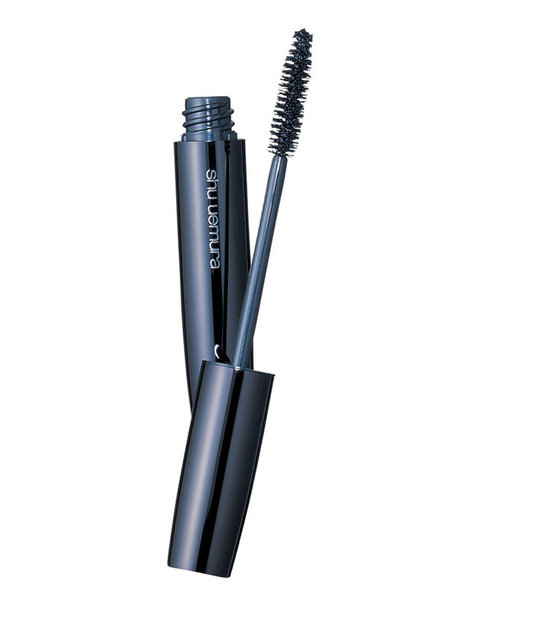 Shu Uemura Ultimate Natural Mascara, öyle hafif bir yapıya sahip ki; kirpiklerinizde rimel olduğunu hissetmiyorsunuz. Buna rağmen, kirpikleriniz hiç olmadığı kadar hacimli ve çekici görünüyor.