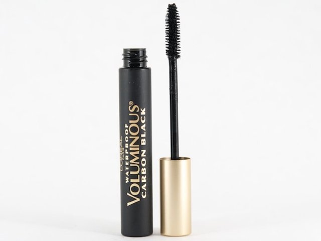 Loreal Voluminous Mascara'nın extra hacim veren formülü balmumu içeriyor ve pro vitamin B5 içeriğiyle kirpiklere bakım yaparken, kavisli fırça yapısı şekillendirme kolaylığı sunuyor. Fiyatı 46.99 TL.