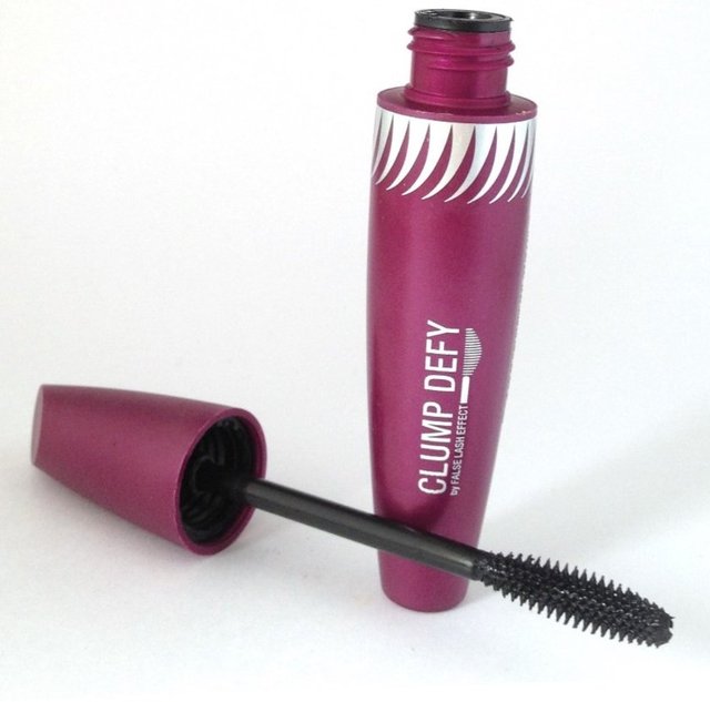 Max Factor Clump Defy, tüm kirpikleri hem kıvırıyor hem de dolgunlaştırıyor, yeni fırçası ilk topaklanma önleyici fırçası olma özelliğini taşıyor. Aynı anda birçok şeyi yapan efsane bir maskaranın fiyatı 49 TL.