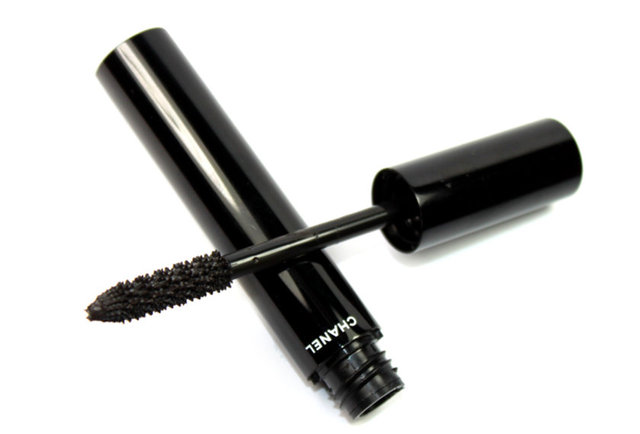 Chanel Le Volume Mascara, tek katta bile kirpiklerde muhteşem bir hacim ve renk oluşmasını sağlıyor. Özel fırçası sayesinde kısa kirpiklerde dahi etkili sonuçlar yaratıyor ve gözlerdeki ifadeyi keskinleştiriyor. Fiyatı 110 TL.