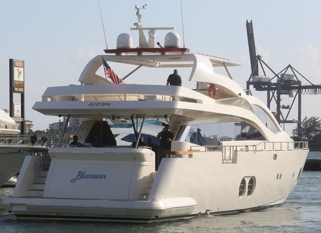 Selena Gomez'le ilişkisi sırasında Kim Kardashian'ın küçük kardeşi Kylie ve Kendall Jenner ile de flörtleşmişti.