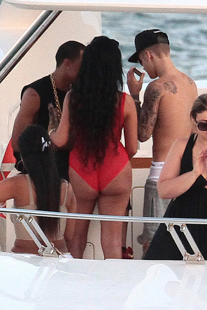 Selena Gomez'le yeniden bir araya gelen ünlü şarkıcının, yatta iki kızla ortaya çıkması Justin Selenayi yine mi aldatıyor sorusunu akıllara getirdi.