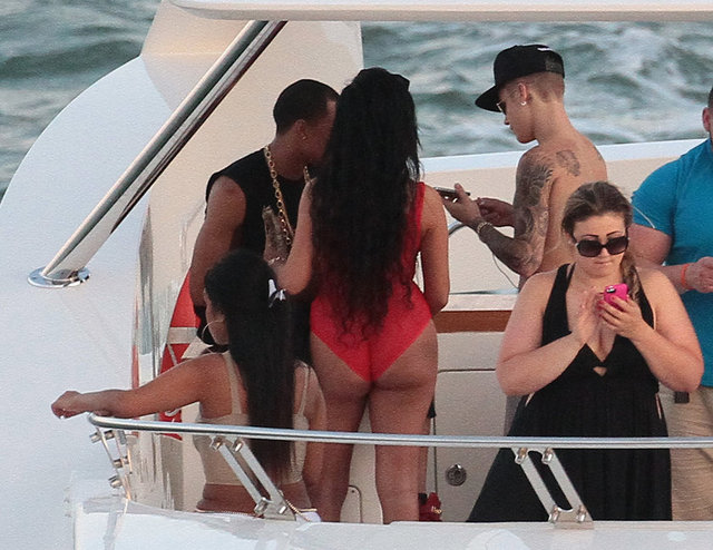 Kırmızı mayolu güzelle samimi görüntüler veren 20 yaşındaki genç şarkıcı, verdiği partinin tadını çıkardı.