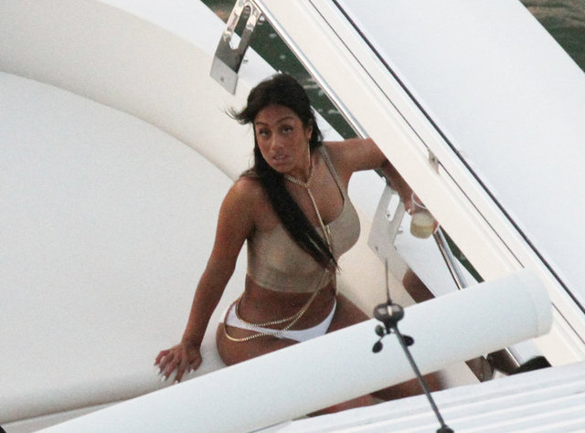 Kendisinden yaşça büyük oldukları gözlemlenen esmer güzeller, teknede denizin ve güneşin tadını çıkardı.