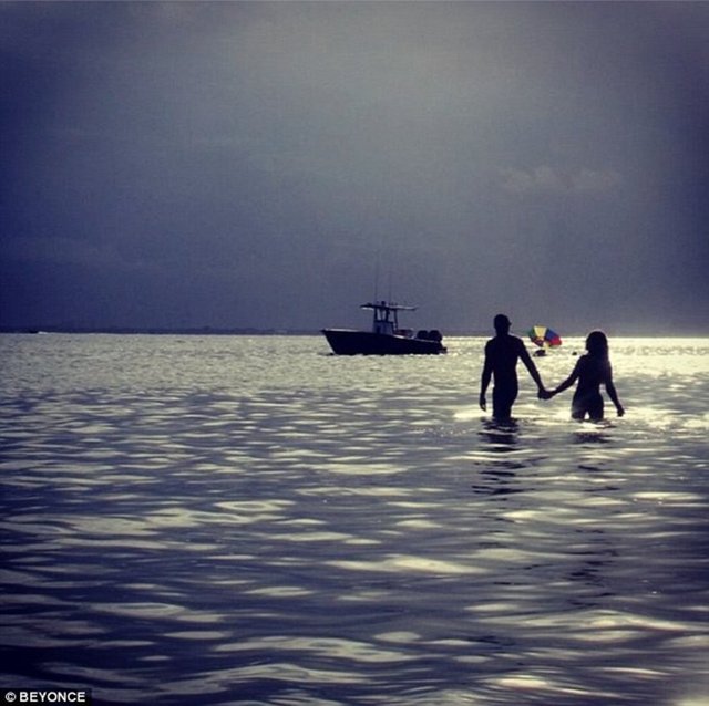 Bir süre önce boşanacakları söylenen ünlü çift, el ele çektirdikleri tatil fotoğraflarını paylaştı.