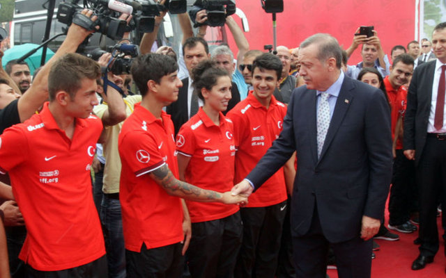 Milli Takımlar Teknik Direktörü Fatih Terim ve Futbol Federasyonu Başkanı Yıldırım Demirören tarafından karşılanan Erdoğan, tesis girişinde bekleyen genç futbolcularla ayak üstü sohbet etti.