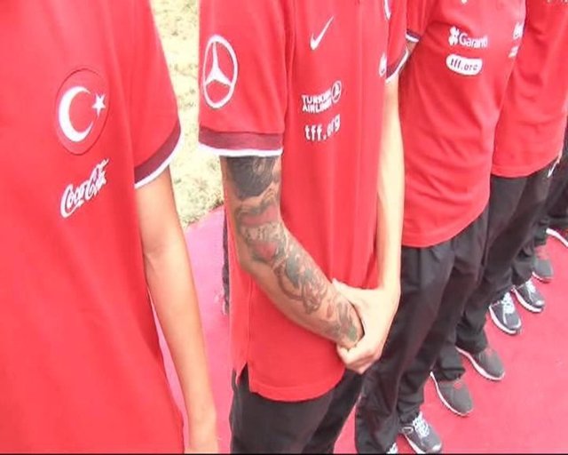 Genç futbolcunun dövmeleri silmek için Başbakan Erdoğan'a söz verdiği öğrenildi.