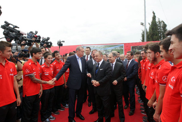 Sözlerini, "Yabancılara aldanmayın. İleride, Allah muhafaza, cilt kanserine varıncaya kadar yapabilir" diye sürdüren Erdoğan, Fatih Terim'i de yanına çağırarak, aynı sözleri tekrarladı.