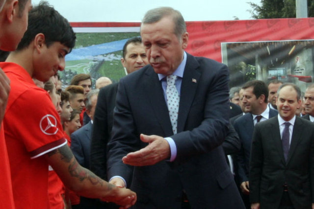 18 yaşındaki Galatasaraylı genç futbolcu Berk Yıldız'ın kolundaki dövmeyi gören Başbakan, "Bu dövmeler ne ya? Niye böyle vücuduna zarar veriyorsun?" dedi.