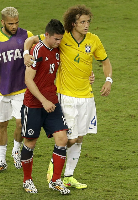 Genç yıldızın yanına ise ilk gelen Brezilyalı oyuncu David Luiz ve Dani Alves oldu.