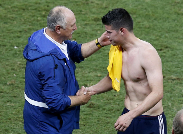 David Luiz'in bu hareketi takdir toplarken Brezilya Teknik Direktörü Scolari de genç oyuncuyu teselli edenler arasındaydı.