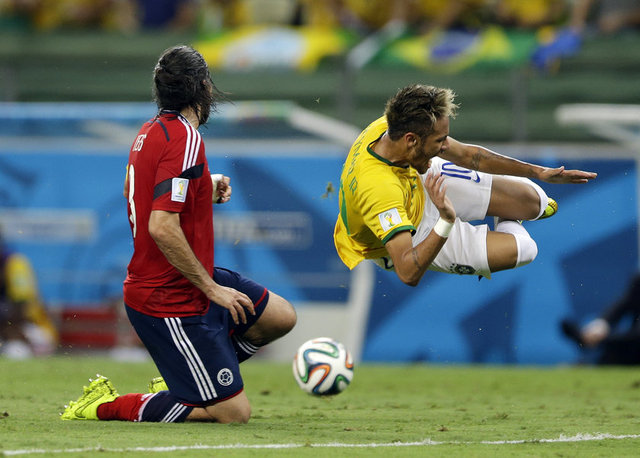 Öte yandan Dünya Kupası çeyrek finalinde ev sahibi Brezilya, Kolombiya'yı 2-1 yenerek yarı finalde Almanya'nın rakibi oldu