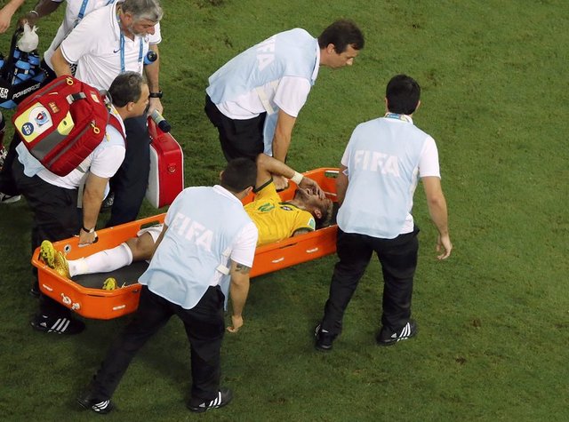 NEYMAR TURNUVAYI KAPATTI  -  - Kolombiya karşısında verdiği mücadele ile yarı finale çıkmaya hak kazanan Brezilya takımının yıldız oyuncusu Neymar'dan üzücü bir haber geldi.
