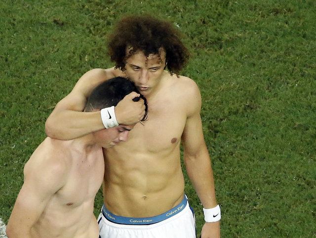 Brezilya'nın 2-1 kazandığı karşılaşma sonrasında Kolombiyalı yıldız James bir anda gözyaşlarına boğuldu.