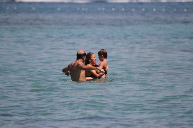 Sinan Akıman'la geçtiğimiz haftalarda görüntülendikten sonra, "Gelip geçici bir şey değil bu. Derin ve tutkulu bir aşk yaşıyoruz. Sinan'la o kadar güzel vakit geçiriyorum ki, tatil bitsin istemiyorum" diyen İvana Sert tatili bitirmiyor.