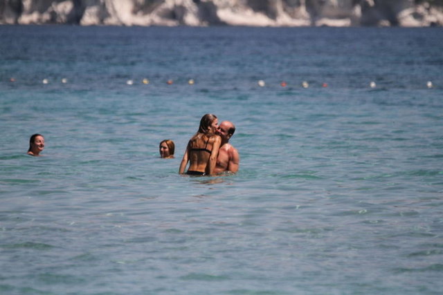 Yanına Yurdal Sert'ten olan oğlu Ateş'i de alarak Çeşme tatiline devam eden Sert, dün Akıman'la Alaçatı'da görüntülendi.