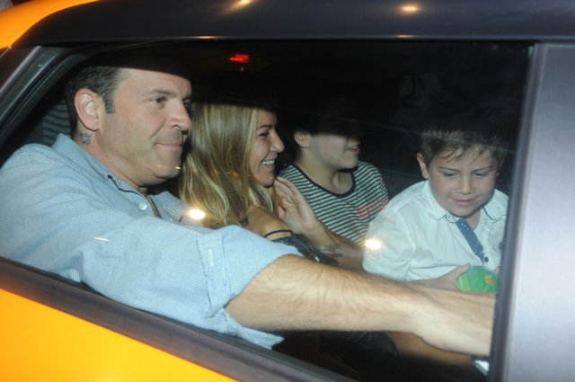 ARKAYI 4'LEDİLER!Bankacı Sinan Akıman'la yeni bir ilişkiye yelken açan İvana Sert, geçtiğimiz günlerde oğlu Ateş ve sevgilisinin eski eşinden olan oğluyla Etiler'de yemek yedi.