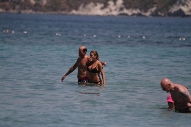 Mutlulukları yüzlerine yansıyan çift, gün boyu denizden çıkmadı.