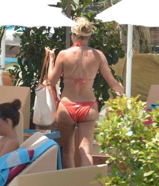 Dakikalarca yüzen Vahapoğlu, gazetecilerin fotoğrafını çektiğini görünce havluya sarındı.