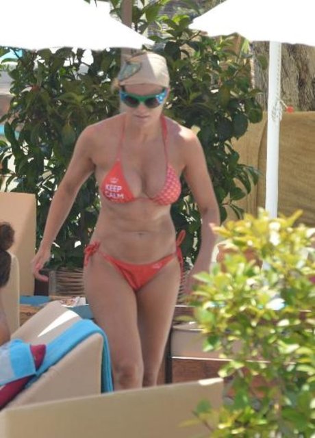 Önceki gün Bodrum Türkbükü'ndeki Maki Beach'de görüntülenen Ece Vahapoğlu, fit vücuduyla dikkat çekti.