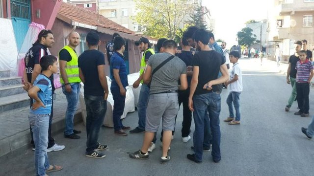 Narkotik Suçlarla Mücadele Şube Müdürlüğü ekiplerinin başını çektiği operasyona Organize, Terör ve Asayiş Şube ekipleri de katılıyor. Polis helikopteri de havadan destek veriyor.