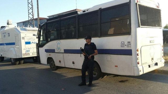 İstanbul Emniyet Müdürlüğü ekipleri, Başakşehir Güvercintepe Mahallesi'nde akşam saatlerinde operasyon başlattı.