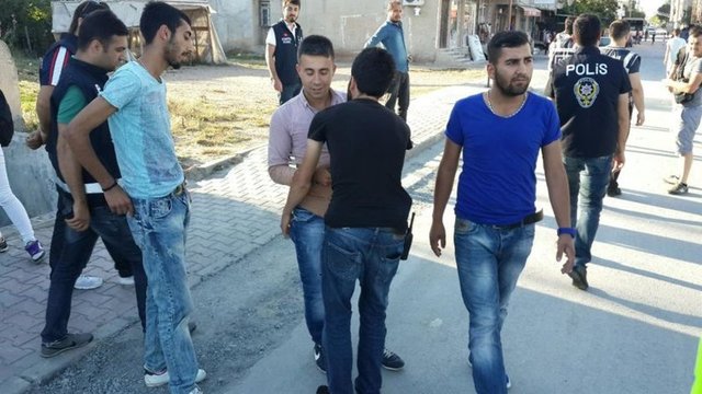 Yaklaşık bin polisin katıldığı belirtilen operasyonda, mahalledeki uyuşturucu satıcıları başta olmak üzere organize suç örgütü üyeleri ve haklarında arama kararı olan kişilerin hedef alındığı öğrenildi.