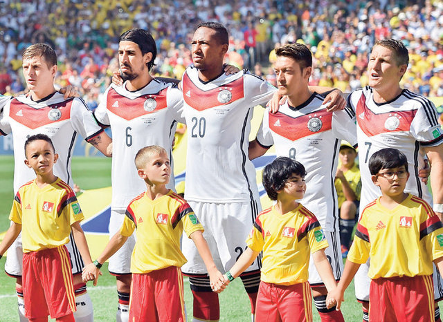 Schaefer, maç öncesi gerçekleştirilen seremonide Alman Milli Takımı'nda top koşturan Türk futbolcu Mesut Özil, Ganalı Boateng ve Tunus asıllı Khedira'nın Alman Milli Marşı'nı okumamasına tepki gösterdi.