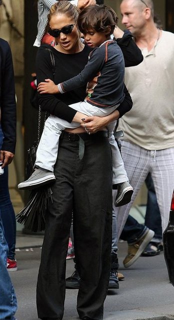 Göbeğini tamamen açıkta bırakan kıyafetiyle dikkat çakan Jennifer Lopez'in hayranları sık sık önünü kesti.