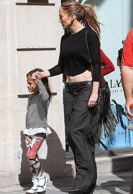 Oğlu Max ile kızı Emme'nin yaramazlıkları güzel yıldıza zor anlar yaşatsa da keyfini kaçırmadı.