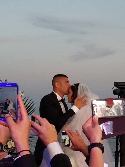 Gündüzleri gözlerden uzak olan Burak Yılmaz ve eşi akşamları ise Tuval Restoran'da yemek yemeyi tercih ediyor.