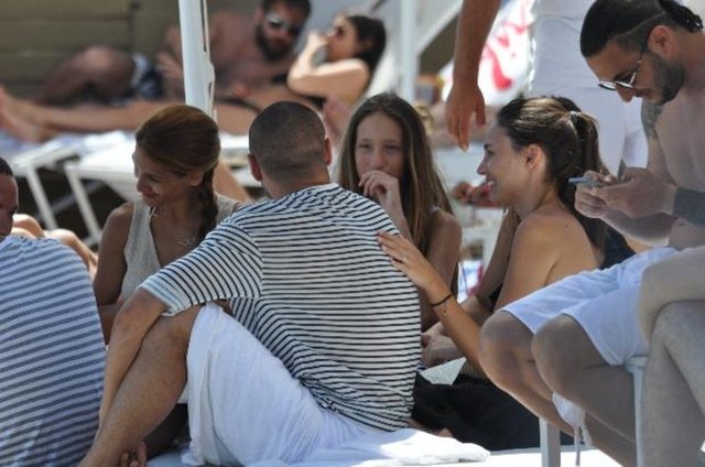 GEÇTİĞİMİZ haftalarda evlenen ve balayı sonrası hemen Alaçatı'ya gelen ünlü futbolcu Burak Yılmaz ile eşi İstem Atilla akşamları Alaçatı'dan vazgeçmiyor.