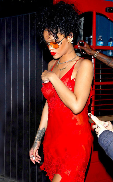 Fourth of July rock festivaline katılan Rihanna ilginç bir kıyafet seçti.