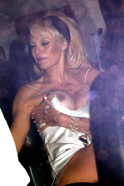 Pamela Anderson geçtiğimiz gece bir gece kulübünden evine dönerken görüntülendi.