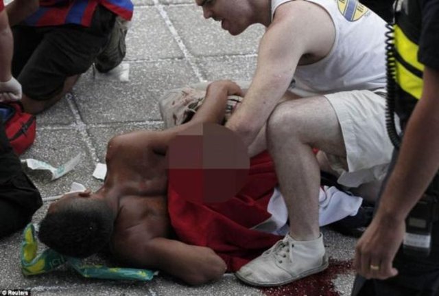 Bir anda yere yığılan ve kan gölü içinde kalan taraftarları çember içine alan polis, sağlık görevlilerine haber verdi.