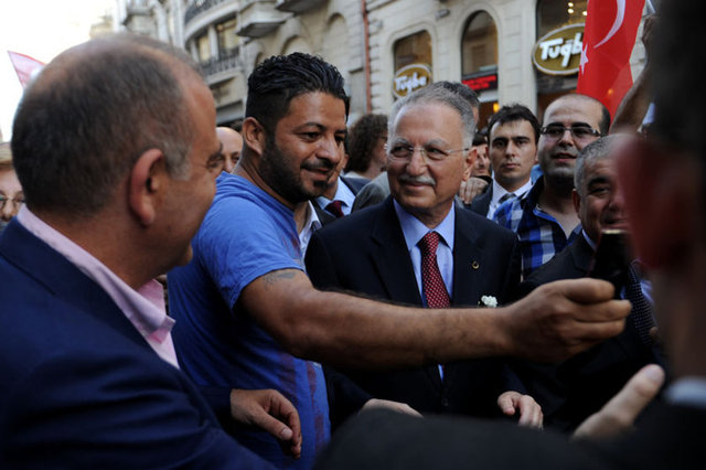"Bu aziz hatıra önünde hem büyük şairin hem rahmetli babamın hatırasının önünde azimle eğiliyorum. Hepinizi sevgiyle saygıyla kucaklıyorum. Bu bizim milletimiz için çok önemli bir hatıradır." diye konuştu.