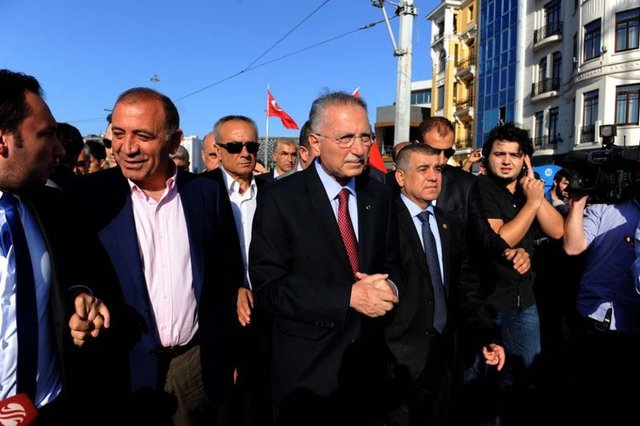 Galatasaray Meydanı'na geldiğinde kadın cinayetleriyle ilgili bir eylemle karşılaşan Prof. Dr. İhsanoğlu,  şunları söyledi: "İnşallah Hakk'ın izniyle halkın desteğiyle seçildiğim andan itibaren kadın meselesine ayrı bir önem vereceğim."