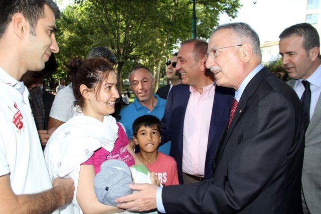Cumhurbaşkanı Adayı burada da hem esnaf hem de vatandaşlarla sohbet etti.
