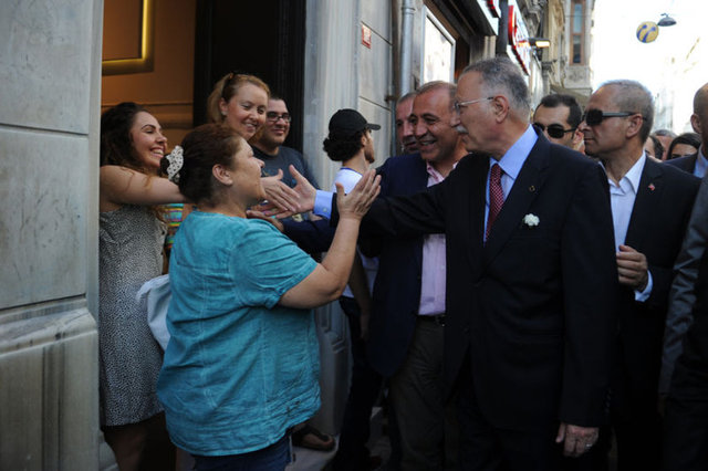 İstiklal Caddesi'nde vatandaşları selamlayarak dükkanları ziyaret eden cumhurbaşkanı adayı Prof. Dr. Ekmeleddin İhsanoğlu, tarihi Mısır Apartmanı önüne gelince gazetecilere bilgi verdi.