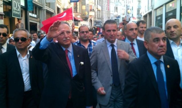 "Ben yine polemiğe girmeyeceğim. Fakat Anayasaya bekçiyim. Ben devletin birliğine, milletin dirliğine, bütünlüğüne bekçiyim. Ben hak ve hukukun uygulanmasına, kanun hakimiyetine bekçiyim. Ben insanların eşit muamele görmesine bekçiyim."