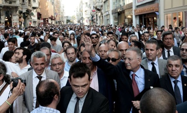 Buradan aracına binerek ayrılan İhsanoğlu, Sultangazi'deki sokak iftarına geçti.
