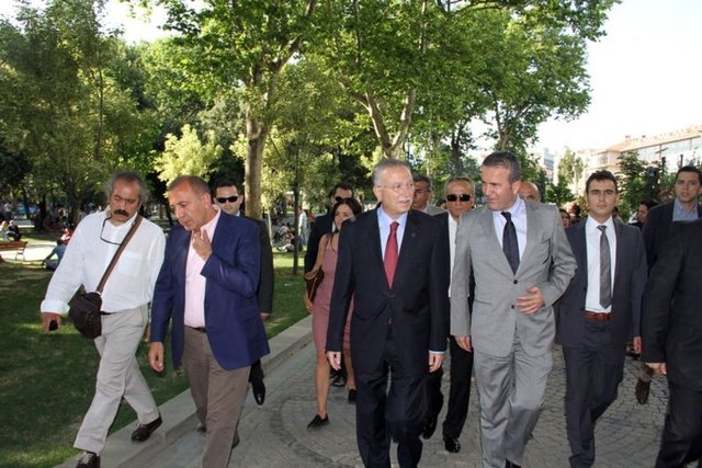 İhsanoğlu, burada vatandaşlarla sohbet etti. Bir bebeği seven İhsanoğlu daha sonra İstiklal Caddesi'ne geçti.